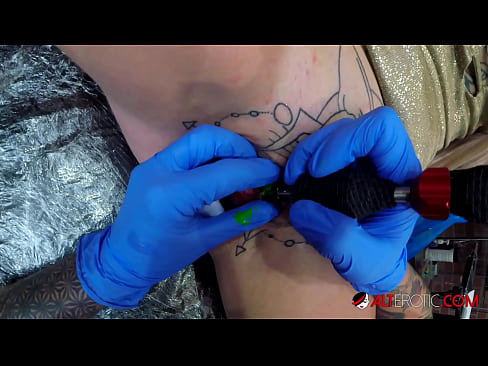 ❤️ Extremt tatuerade snyggingen Sully Savage fick en tatuering på sin klitoris ☑ Porno at sv.hellporno-com.ru ️❤